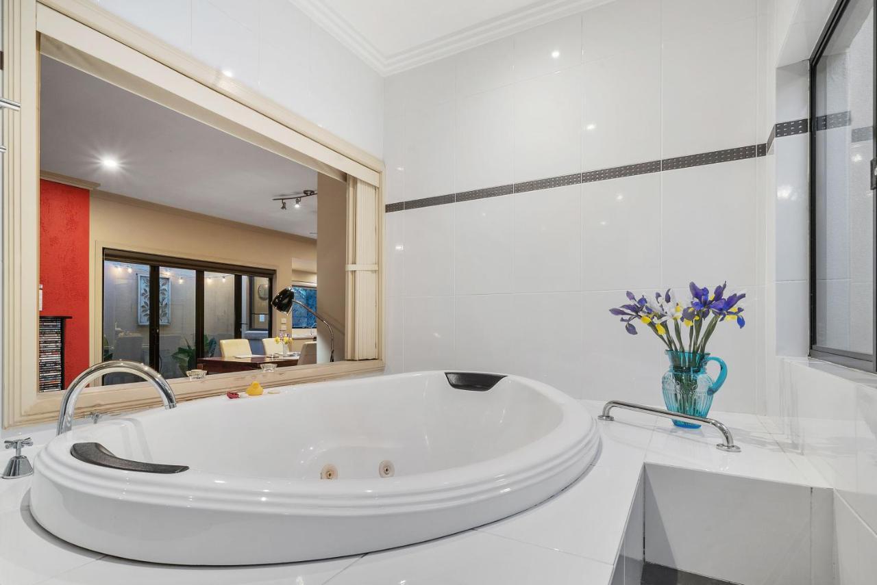 Apartment About Time Retreats- Seven Mansfield